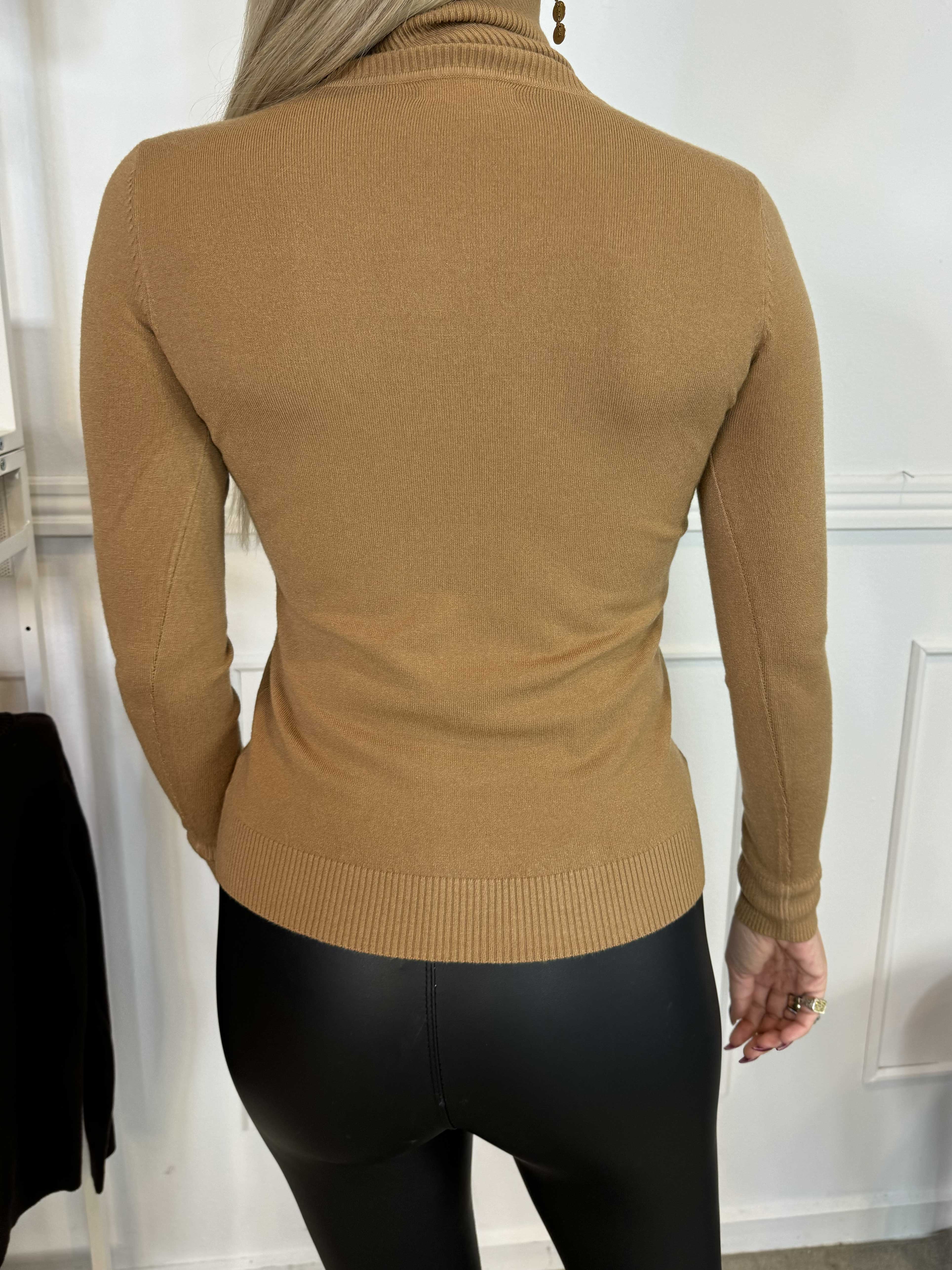 Oksana - Mjuk blus i viskosblandning med turtleneck